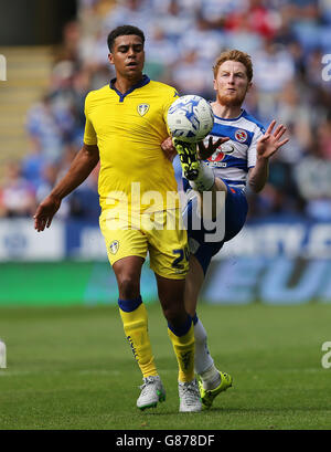 Stephen Quinn von Reading fordert Tom Adeyemi von Leeds United während des Sky Bet Championship-Spiels im Madejski Stadium in Reading heraus. Stockfoto