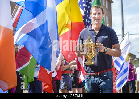 Rugby World Cup 2003 Gewinner wird Greenwood kommt mit dem Webb Ellis Cup in Broadgate, Coventry am Tag 67 der 100 Tage Rugby World Cup Trophy Tour of the UK & Ireland. Stockfoto