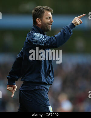 Fußball - Barclays Premier League - Aston Villa gegen Queens Park Rangers - Villa Park. Tim Sherwood, Manager der Aston Villa, ist auf der Touchline Stockfoto