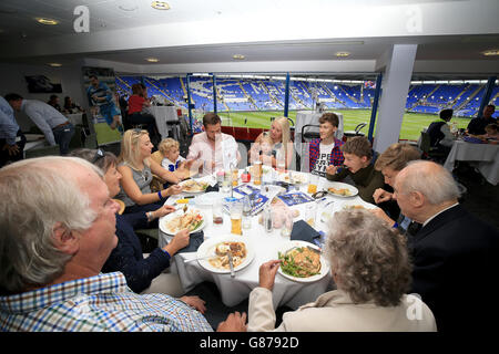 Leseliebhaber genießen die Gastfreundschaft im Madejski-Stadion Stockfoto