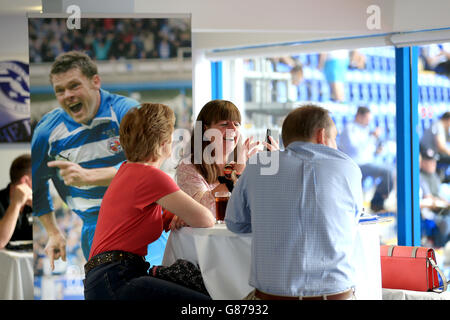 Fußball - Sky Bet Championship - Reading gegen Leeds United - Madejski Stadium. Leseliebhaber genießen die Gastfreundschaft im Madejski-Stadion Stockfoto