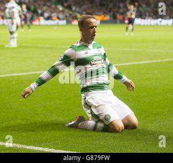 Leigh Griffiths von Celtic feiert das Spiel, nachdem er während des UEFA Champions League Qualifying, Play-Off im Celtic Park, Glasgow, das dritte Tor seiner Mannschaft erzielt hat. Stockfoto