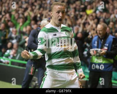 Leigh Griffiths von Celtic feiert das Spiel, nachdem er während des UEFA Champions League Qualifying, Play-Off im Celtic Park, Glasgow, das dritte Tor seiner Mannschaft erzielt hat. Stockfoto