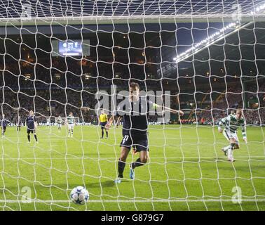 Leigh Griffiths (rechts) von Celtic erzielt während des UEFA Champions League Qualifying, Play-Off im Celtic Park, Glasgow, das dritte Tor seiner Mannschaft. Stockfoto