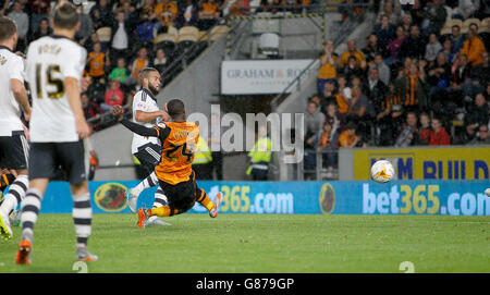 Fußball - Sky Bet Championship - Hull City gegen Fulham - KC Stadium. Sone Aluko von Hull City erzielt das zweite Tor seines Spielers während des Sky Bet Championship-Spiels im KC Stadium, Hull. Stockfoto