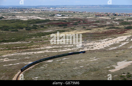 Ein Motor und Waggons der Romney, Hythe und Dymchurch Railway durchfahren das Dungeness Estate in Kent, das als die einzige Wüste Großbritanniens beschrieben wurde und jetzt für 1.5 Millionen Pfund verkauft wird. Stockfoto