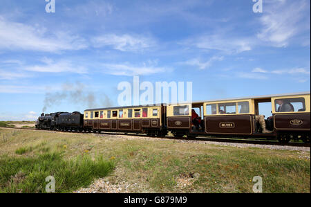 Ein Motor und Waggons der Romney, Hythe und Dymchurch Railway durchfahren das Dungeness Estate in Kent, das als die einzige Wüste Großbritanniens beschrieben wurde und jetzt für 1.5 Millionen Pfund verkauft wird. Stockfoto