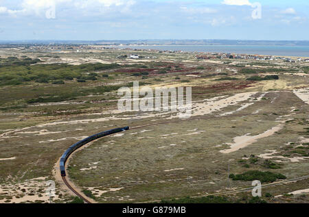 Ein Motor und Waggons der Romney, Hythe und Dymchurch Railway durchfahren das Dungeness Estate in Kent, das als die einzige Wüste Großbritanniens beschrieben wurde und jetzt für 1.5 Millionen Pfund verkauft wird. Stockfoto