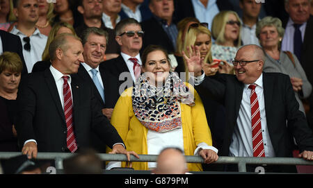 Southampton-Besitzerin Katharina Liebherr (Mitte) auf den Tribünen mit dem Vorsitzenden Ralph Krueger (links) und Les Reed werden angegangen (rechts) Stockfoto