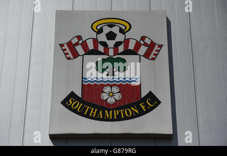 Fußball - Barclays Premier League - Southampton gegen Everton - St. Mary's. Gesamtansicht des Southampton-Vereinslogos und -Logos auf der Seite des St. Mary's-Stadions, Heimat des FC Southampton Stockfoto