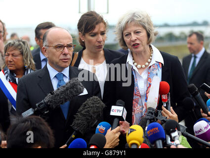 Der französische Innenminister Bernard Cazeneuve und die Innenministerin Theresa May werden im Hafen von Calais ein neues Abkommen zwischen Frankreich und Großbritannien unterzeichnen, das zur Bewältigung der Migrationskrise beitragen wird. Stockfoto