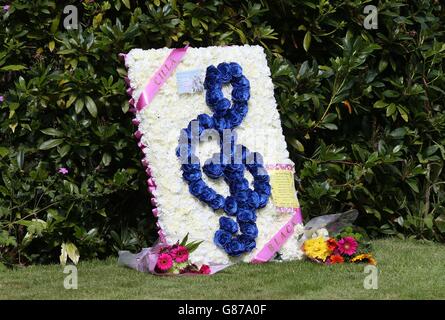 Vor der Beerdigung von Cilla Black in der St Mary's Church in Woolton, Liverpool, werden Blumen-Tribute hinterlassen. Stockfoto