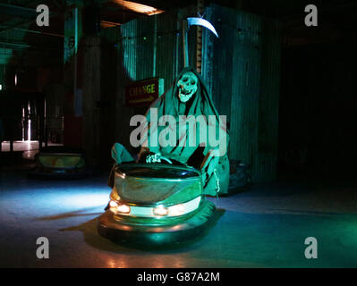 Der Sensenmann reitet die Dodgems im Dismaland - Bemusement Park, Banksy's bisher größte Show, in Weston-super-Mare, Somerset. Stockfoto