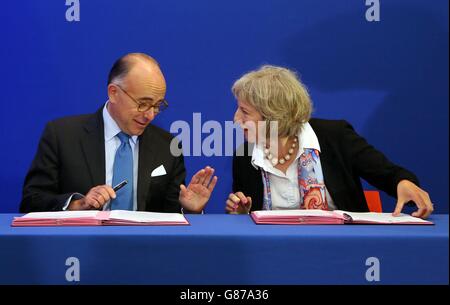 Der französische Innenminister Bernard Cazeneuve und die Innenministerin Theresa May im Hafen von Calais unterzeichnen eine neue Vereinbarung zwischen Frankreich und Großbritannien, die zur Bewältigung der Migrationskrise beitragen wird. Stockfoto