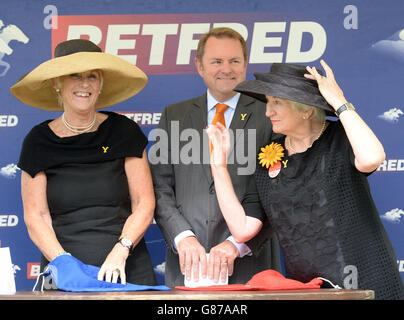 Die Mitglieder der Calendar Girls, Tricia Stewart und Lynda Logan mit dem Geschäftsführer von Welcome to Yorkshire, Sir Gary Verity, ziehen am zweiten Tag des Welcome to Yorkshire Ebor Festivals auf der Pferderennbahn von York an das Rennen von Betfred Ebor am Samstag. Stockfoto