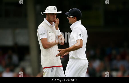 Cricket - Fünfter Investec Ashes Test - England gegen Australien - erster Tag - das Kia Oval. Der englische Kapitän Alastair Cook und Stuart Broad unterhalten sich während des ersten Tages beim fünften Investec Ashes Test im Oval, London. Stockfoto