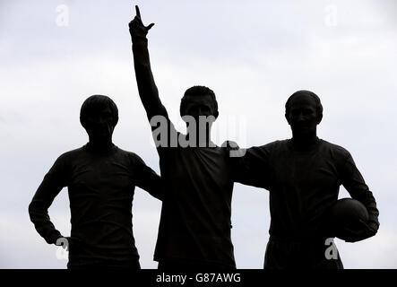 Die Best, Law und Charlton Statue vor dem Barclays Premier League Spiel in Old Trafford, Manchester. Stockfoto