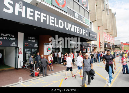 Die Fans stehen am Ticketschalter im Bramall von Sheffield United an Lane Football Stadium Stockfoto