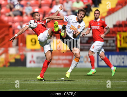 Fußball - Sky Bet Championship - Charlton Athletic gegen Hull City - The Valley. Ahmed Kashi von Charlton Athletic (links) kämpft mit Nikica Jelavic von Hull City Stockfoto