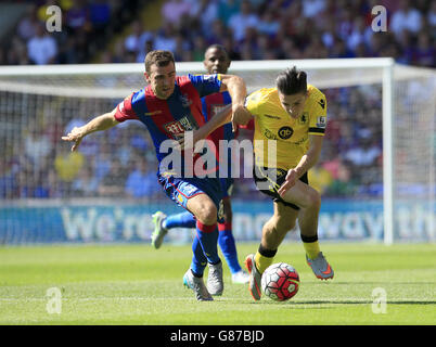 Jack Grealish von Aston Villa (rechts) kämpft im Barclays Premier League-Spiel im Selhurst Park, London, um den Ball mit James McArthur von Crystal Palace. Stockfoto