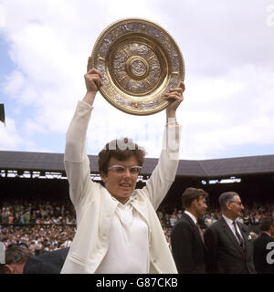 Die Amerikanerin Billie Jean King feiert die Meisterschaftsprophäe, nachdem sie im Finale die britische Ann Haydon Jones 6-3 6-4 besiegt hat. Stockfoto