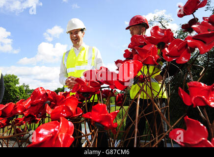 Der Schatzkanzler George Osborne betrachtet den Bau der Mohn-Skulptur Wave im Yorkshire Sculpture Park, Wakefield. Stockfoto