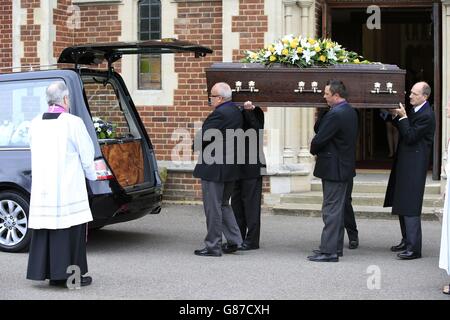 Der Sarg des Schauspielers Stephen Lewis, bekannt für seine Rolle als Inspektor Cyril 'Blakey' Blake in Sitcom in den Bussen, wird nach seinem Trauergottesdienst in Wanstead, Ost-London, in der Kirche unserer Lieben Frau von Lourdes getragen. Stockfoto