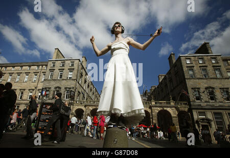 A Performer promotes Edinburgh Festival Fringe show This much on the Royal Mile in Edinburgh. Stockfoto