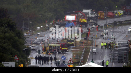 Die Arbeiten an der A27 in Shoreham in West Sussex gehen weiter, um weitere Opfer der Flugkatastrophe von Shoreham zu suchen, da ein Leichenbeschauer warnte, dass die Identifizierung der Opfer eine „schwache und sorgfältige Operation“ sein wird. Stockfoto