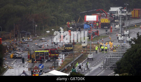 Die Arbeiten an der A27 in Shoreham in West Sussex gehen weiter, um weitere Opfer der Flugkatastrophe von Shoreham zu suchen, da ein Leichenbeschauer warnte, dass die Identifizierung der Opfer eine „schwache und sorgfältige Operation“ sein wird. Stockfoto