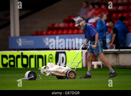 Fußball - Sky Bet League One - Walsall gegen Coventry City - Banks's Stadium. Ein Mitarbeiter des Bodenpersonals malt die Linien vor dem Spiel Stockfoto