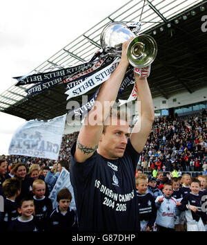 Falkirks Mark Campbell mit der Scottish First Division Trophy Stockfoto