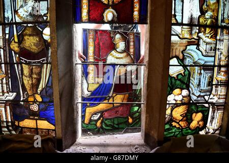 Ein Buntglasfenster, das Henry VIII darstellt, wird aus dem Rahmen in der Kapelle im Vyne, einem National Trust-Anwesen in Sherborne St. John, Hampshire, entfernt. Stockfoto