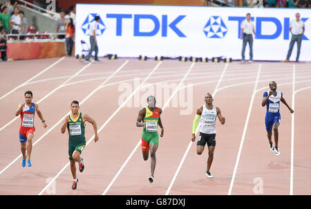 Südafrikas Wayde van Niekerk (2. Links) vor dem Sieg im Mens 400 m Finale als Großbritanniens Rabah Yousif (ganz rechts) wurde Sechster am fünften Tag der IAAF Weltmeisterschaft im Beijing National Stadium, China. Stockfoto