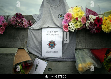 Auf der Old Tollbridge in der Nähe der A27 in Shoreham in West Sussex werden weiterhin Blumen gezollt, während die Suche nach weiteren Opfern der Flugkatastrophe von Shoreham fortgesetzt wird. Stockfoto