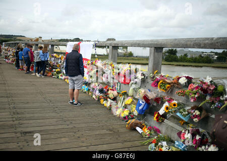 Auf der Old Tollbridge in der Nähe der A27 in Shoreham in West Sussex werden weiterhin Blumen gezollt, während die Suche nach weiteren Opfern der Flugkatastrophe von Shoreham fortgesetzt wird. Stockfoto