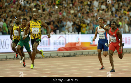 Jamaikas Usain Bolt (links) gewinnt das Finale der Herren 200m mit Zharnel Hughes (2. Rechts) und dem US-Amerikaner Justin Gatlin (rechts) im sechsten Tag der IAAF-Weltmeisterschaft im Beijing National Stadium, China. Stockfoto