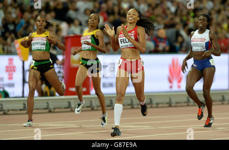 Allyson Felix (2. Rechts) feiert den Sieg im Finale der Frauen über 400 m vor der britischen Christine Ohuruogu (rechts), am sechsten Tag der IAAF-Weltmeisterschaft im Beijing National Stadium, China. Stockfoto