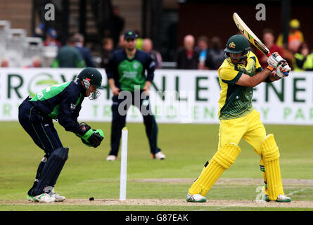 Der australische Glenn Maxwell wird während des One Day International im Civil Service Cricket Club, Stormont, Belfast, vom irischen Wicket-Torwart Niall O'Brien erwischt. Stockfoto