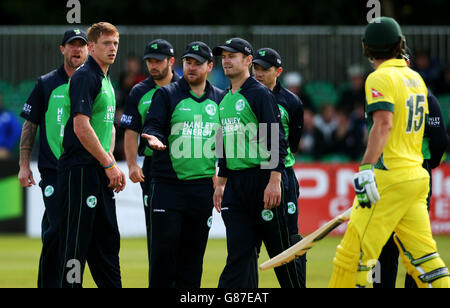 Irlands Craig Young (zweiter links) mit Teamkollegen, nachdem er den Australier Joe Burns (rechts) für 69 während des One Day International im Civil Service Cricket Club, Stormont, Belfast, erwischt hatte. Stockfoto