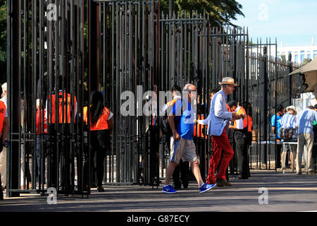 Fans machen ihren Weg durch das Jack Hobbs Gate hinein Das Kia Oval Stockfoto