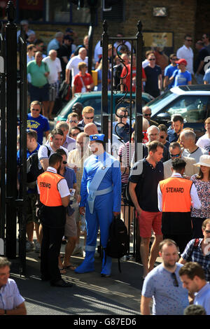 Fans machen ihren Weg durch das Jack Hobbs Gate hinein Das Kia Oval Stockfoto