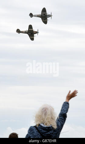 Ein Supermarine Spitfire (oben) und ein Hawker Hurricane aus dem Battle of Britain Memorial Flight nehmen an der Clacton Airshow Teil, als Organisatoren jenen Tribut zollen, die ihr Leben bei der Shoreham Flugzeugkatastrophe verloren haben. Stockfoto