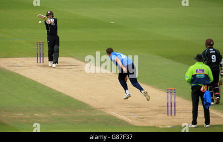 Cricket - Royal London One Day Cup - Viertelfinale - Surrey gegen Kent - The Kia Oval. Surreys Jason Roy auf dem Weg zu einer Punktzahl von 112 Stockfoto
