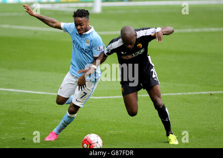 Fußball - Barclays Premier League - Manchester City / Watford - Etihad Stadium. Raheem Sterling (links) von Manchester City und Allan Nyom Challenge von Watford Stockfoto