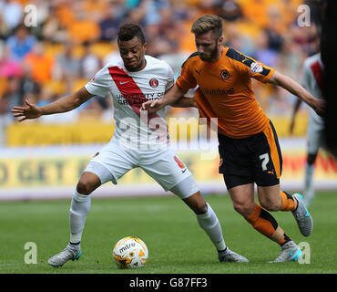 James Henry von Wolverhampton Wanderers (rechts) und Jordan Cousins von Charlton Athletic kämpfen beim Sky Bet Championship-Spiel in Molineux, Wolverhampton, um den Ball. Stockfoto