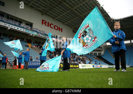 Soccer - Sky Bet League One - Coventry City / Crewe Alexandra - Ricoh Arena. Fahnenträger auf dem Spielfeld vor dem Sky Bet League One Spiel in der Ricoh Arena, Coventry. Stockfoto