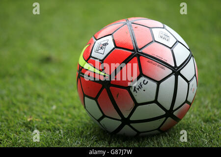 Fußball - Barclays Premier League - Tottenham Hotspur gegen Stoke City - White Hart Lane. Detail eines offiziellen Nike Spielballs auf dem Spielfeld vor dem Spiel Stockfoto