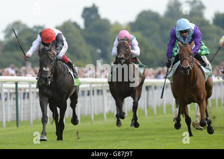 Arabian Queen ridled by Silvestre de Sousa (right) Beats Golden Horn rided by Frankie Dettori (left) to win the Juddmonte International Stakes during day on the Welcome to Yorkshire Ebor Festival at York Racecourse. Stockfoto