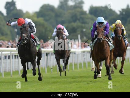 Arabian Queen ridled by Silvestre de Sousa (right) Beats Golden Horn rided by Frankie Dettori (left) to win the Juddmonte International Stakes during day on the Welcome to Yorkshire Ebor Festival at York Racecourse. Stockfoto